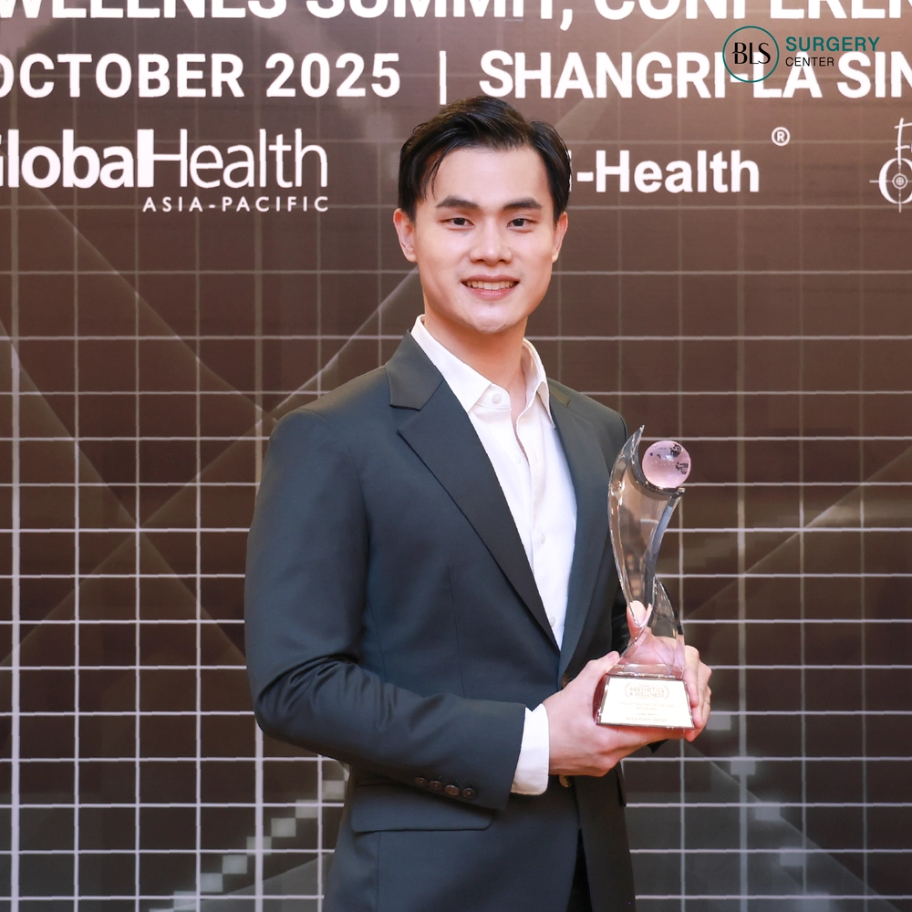 หมอเอิร์ธ ดึงหน้า งาน Facelifting Clinic of The Year 2025