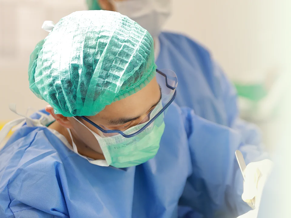 หมอเอิร์ธ นพ.ศุภกร ตั้งจิรคภัณฑ์ ศัลยแพทย์ตกแต่งเฉพาะทาง BLS Surgery Center