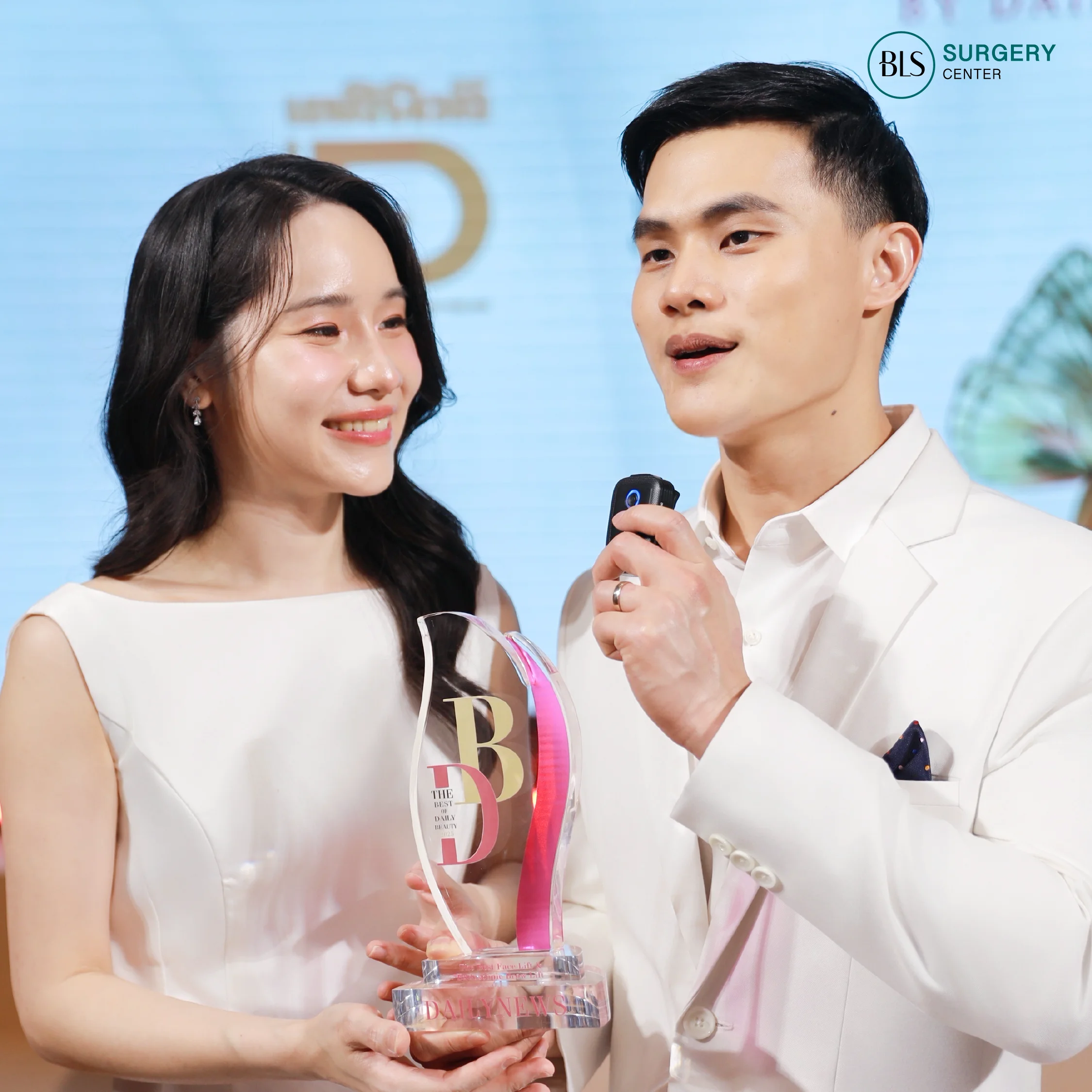 หมอเอิร์ธ BLS Surgery Center รับรางวัลเดลินิวส์ 