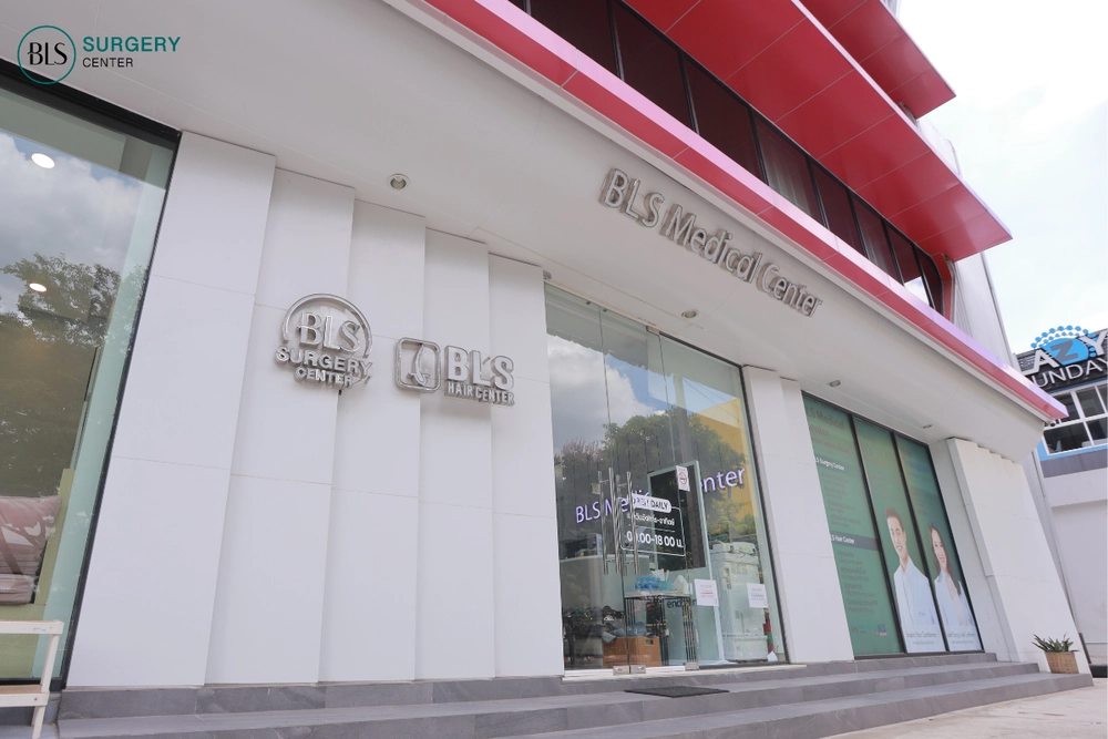 เลี้ยวซ้าย และเดินตรงไปตามทางเดินอีก 100 เมตร จะพบ BLS Surgery Center