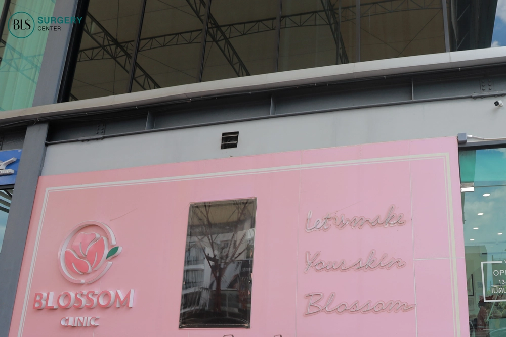 จากลานจอดรถ จะสังเกตเห็น Blossom Clinic สีชมพู