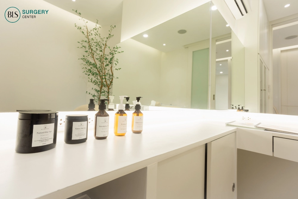 ให้บริการสระผมหลังศัลยกรรม โดยเจ้าหน้าที่ของทางคลินิก