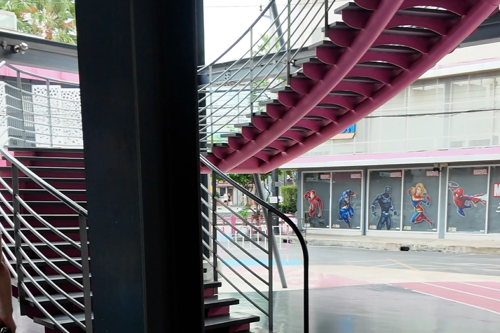 เมื่อพบบันได ให้มองหาลิฟต์ด้านซ้ายมือ