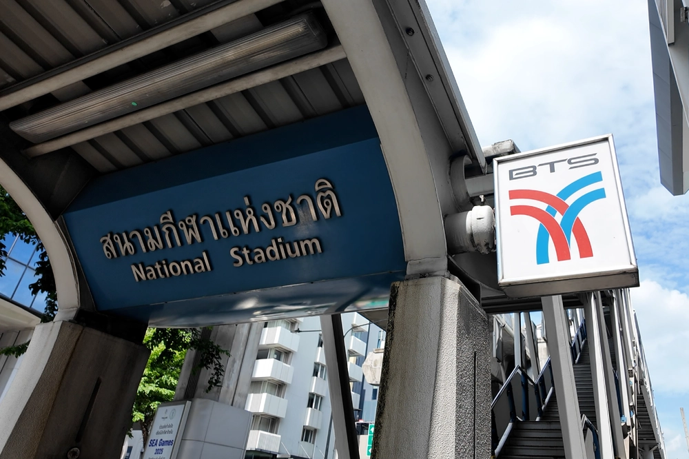 ลงบันได และเดินตรงไปตามทางเดินเป็นระยะทางประมาณ 450 เมตร